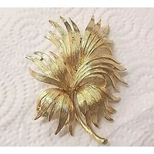 Vintage Lisner  Metal Gold Tone Leaf Pin Brooch Signed-‎ Gorgeous!